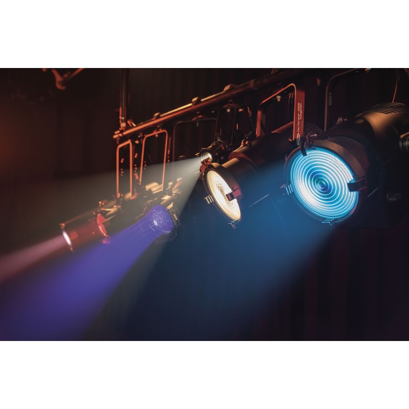 Showtec Reflektor teatralny Performer 1500 Fresnel Q6 100W RGBALC Showtec Reflektor teatralny Performer 1500 Fresnel Q6 100W RGBALC