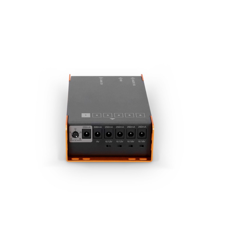 Palmer PWT 06 IEC - Uniwersalny zasilacz do pedalboardów z USB Palmer PWT 06 IEC - Uniwersalny zasilacz do pedalboardów z USB
