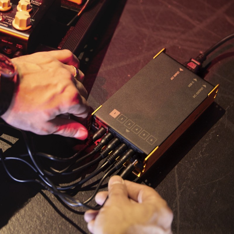 Palmer PWT 06 IEC - Uniwersalny zasilacz do pedalboardów z USB Palmer PWT 06 IEC - Uniwersalny zasilacz do pedalboardów z USB