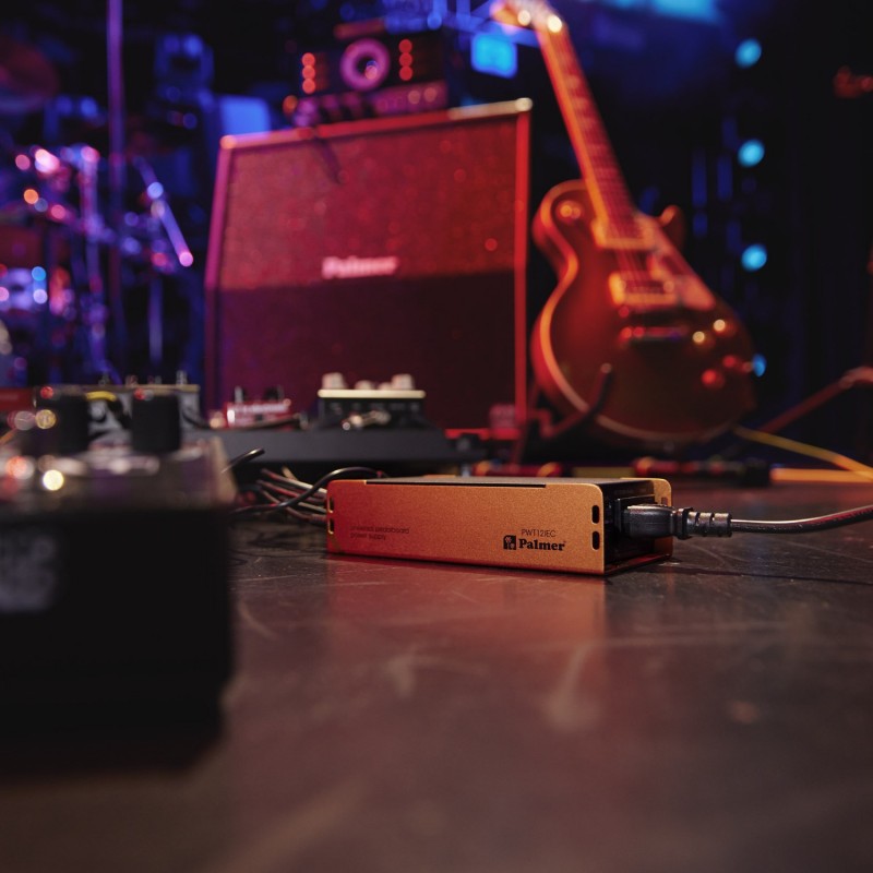 Palmer PWT 12 IEC - Uniwersalny zasilacz do pedalboardów z USB Palmer PWT 12 IEC - Uniwersalny zasilacz do pedalboardów z USB