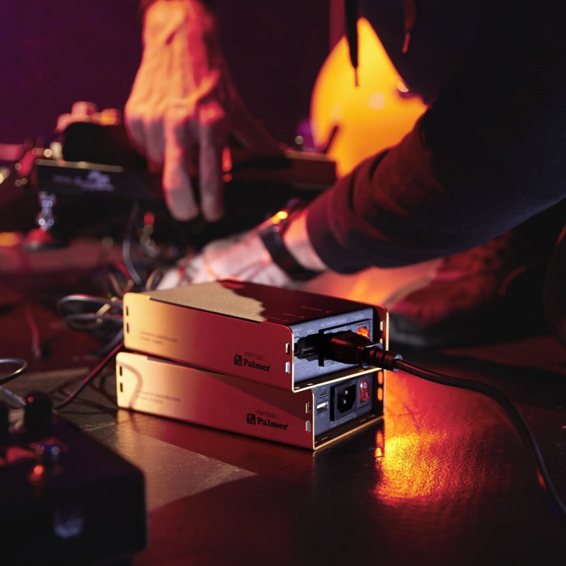 Palmer PWT 12 IEC - Uniwersalny zasilacz do pedalboardów z USB Palmer PWT 12 IEC - Uniwersalny zasilacz do pedalboardów z USB