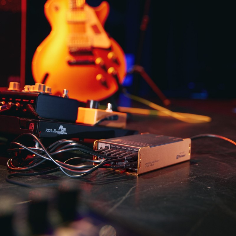 Palmer PWT 12 IEC - Uniwersalny zasilacz do pedalboardów z USB Palmer PWT 12 IEC - Uniwersalny zasilacz do pedalboardów z USB