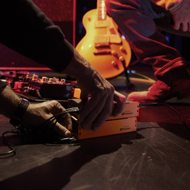 Palmer PWT 12 IEC - Uniwersalny zasilacz do pedalboardów z USB Palmer PWT 12 IEC - Uniwersalny zasilacz do pedalboardów z USB
