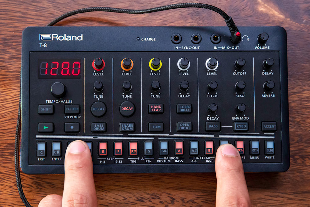 Roland AIRA Compact T-8 : SEVEN TRACKS OF INSPIRATION